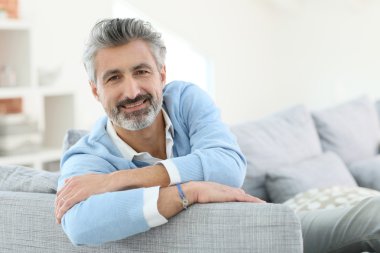 Kanepede Rahatlayan Adam