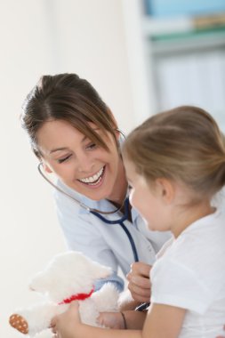 Doktor muayene kız stetoskop ile