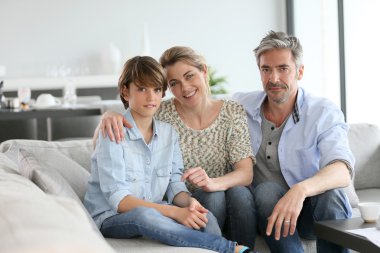 Aile kanepede oturuyor.