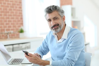 Akıllı telefon kullanan adam