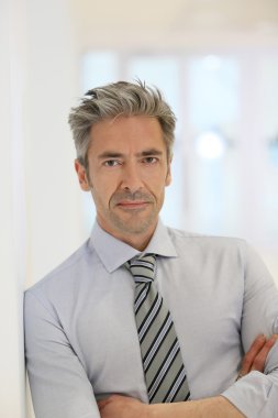 Kendine güvenen olgun işadamı