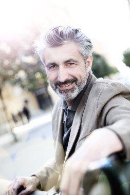 Genel bankta oturan adam