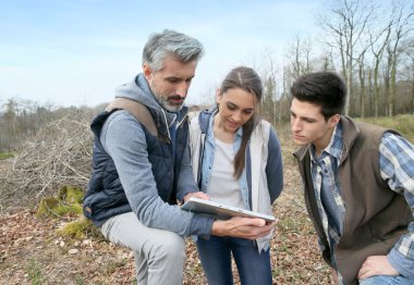 Öğretmen öğrencilerle tablet kullanma