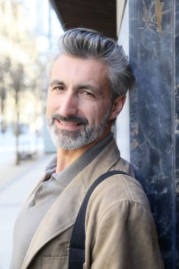 Şehirdeki olgun adam