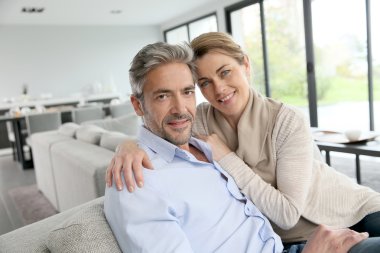 Çift evde dinleniyor.