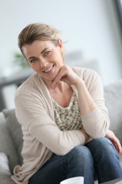 çekici orta yaşlı bir kadın