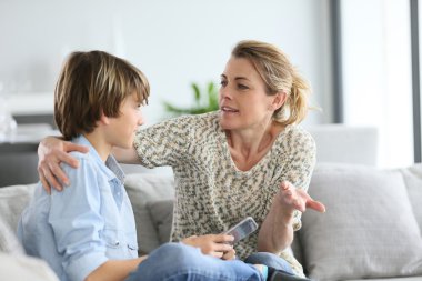 Çocuk için uyarı veren anne