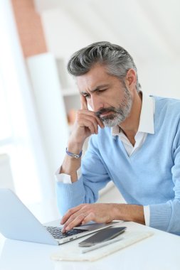 Dizüstü bilgisayar ile evden çalışma iş adamı