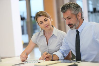 Ofiste çalışan iş ekibi.