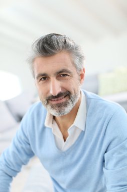 Yakışıklı olgun adam.