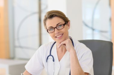 Ofiste olgun hemşire