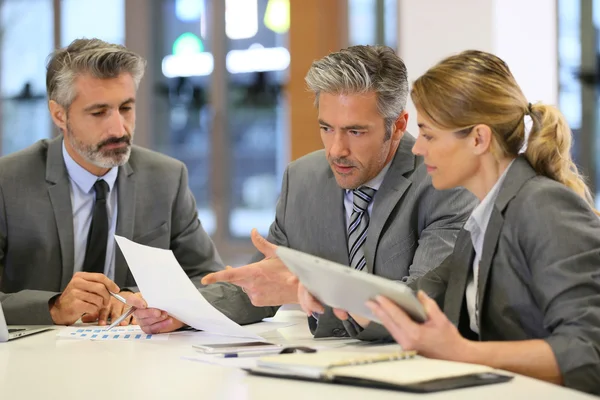 Mensen uit het bedrijfsleven op financiële vergadering — Stockfoto