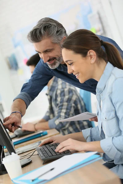 Allenatore con studenti che lavorano — Foto Stock