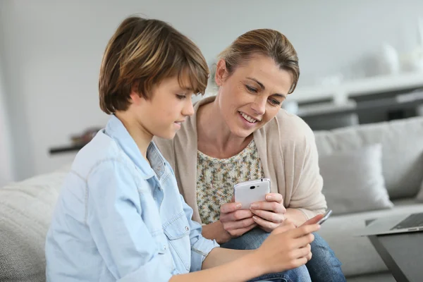 Mãe e menino brincando com smartphone — Fotografia de Stock