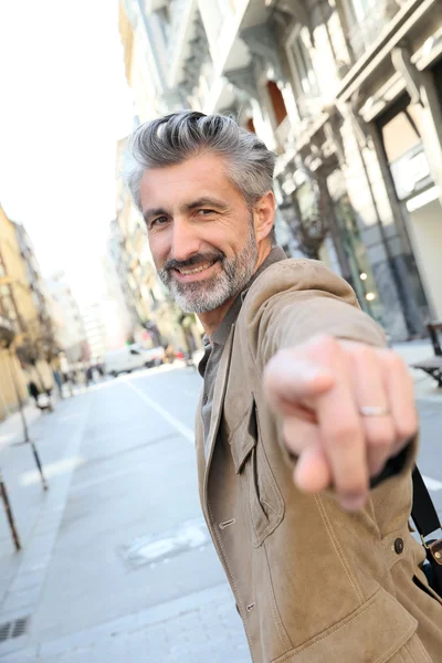 Hombre señalando con el dedo a la cámara —  Fotos de Stock