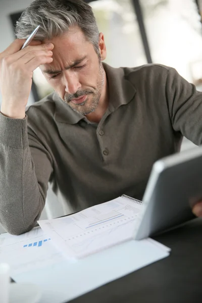 Zakenman die thuis werkt — Stockfoto