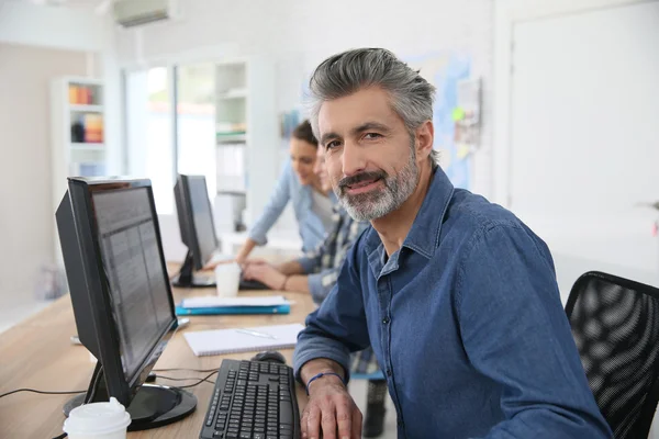 Lehrer arbeitet am Desktop-Computer — Stockfoto