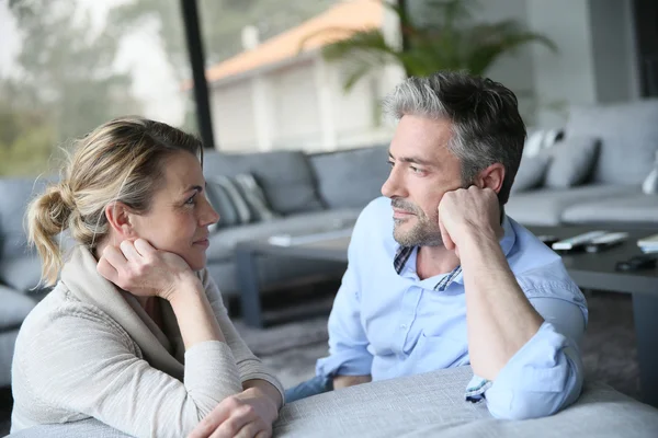 Mature couple talking — Stock Photo, Image