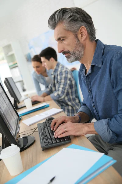 Profesor trabajando en computadora de escritorio — Foto de Stock