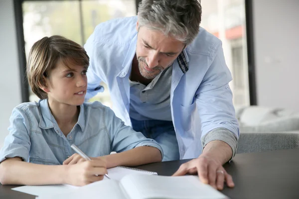 Father helping son — Stock Photo, Image