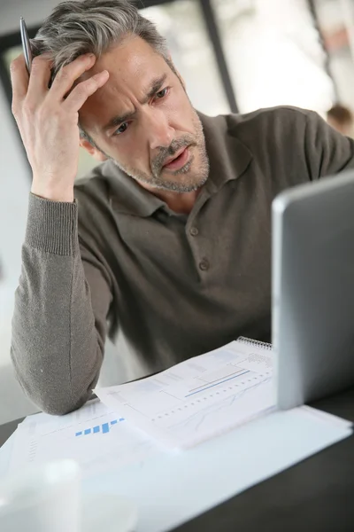 Empresario trabajando desde casa — Foto de Stock