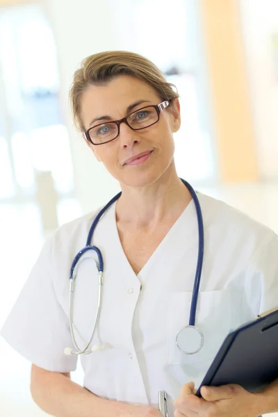 Infirmière dans le couloir hospitalier — Photo