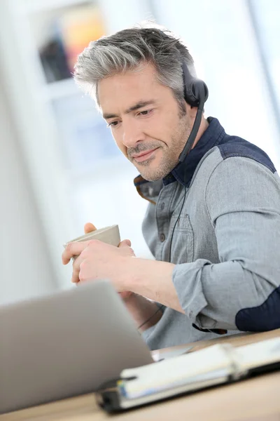 Homem teletrabalho a partir de casa — Fotografia de Stock