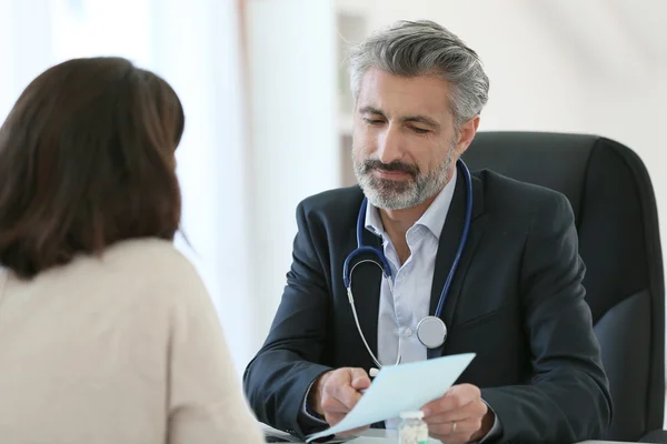 Doctor giving prescription — Stock Photo, Image