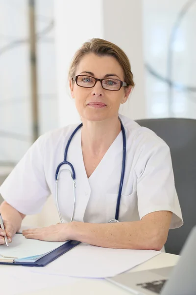Mature nurse in office — Stock Photo, Image