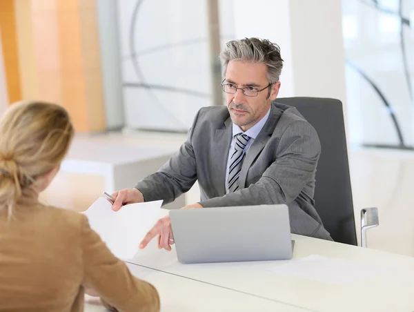 Woman meeting with banker — Stock Photo, Image