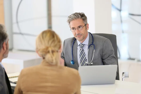 Medico ascoltando i pazienti — Foto Stock