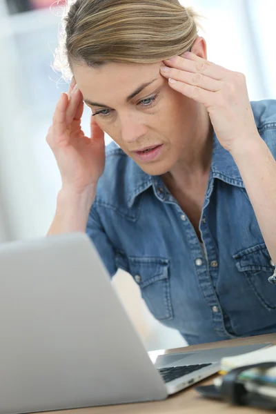 Frau leidet unter Kopfschmerzen — Stockfoto