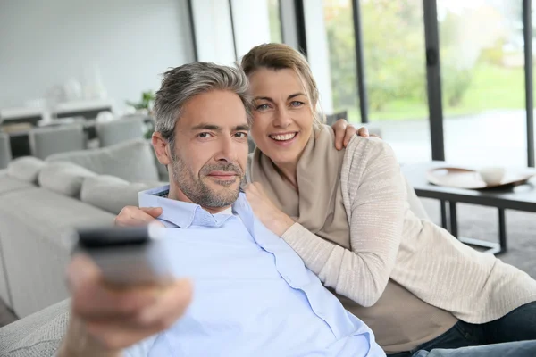 Paar vor dem Fernseher — Stockfoto