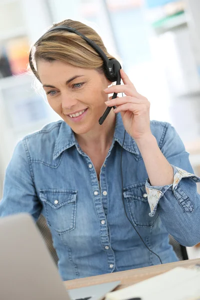 Mulher teletrabalho a partir de casa — Fotografia de Stock