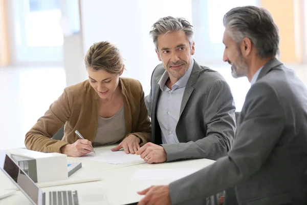 Couple signing construction contract — Stock Photo, Image