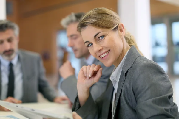 Femme d'affaires à une réunion au bureau — Photo