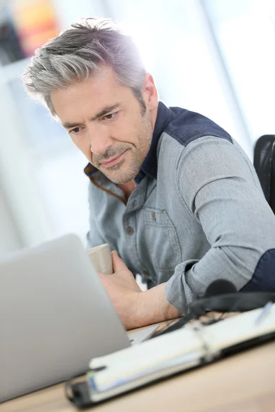 Zakenman werkt op laptop computer — Stockfoto