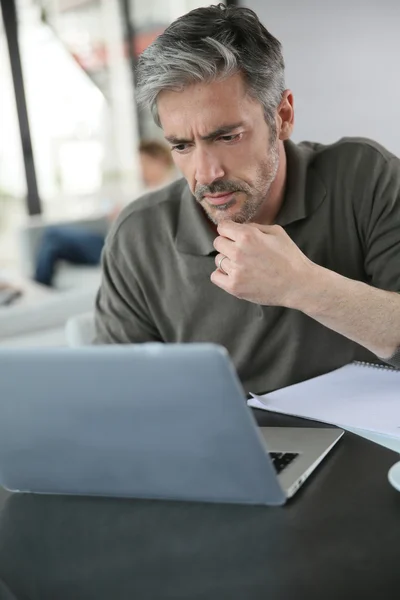 Presupuesto de cálculo del hombre — Foto de Stock