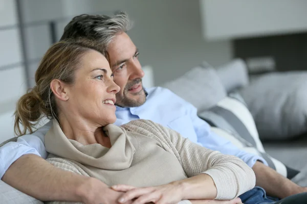 Casal relaxante em casa — Fotografia de Stock