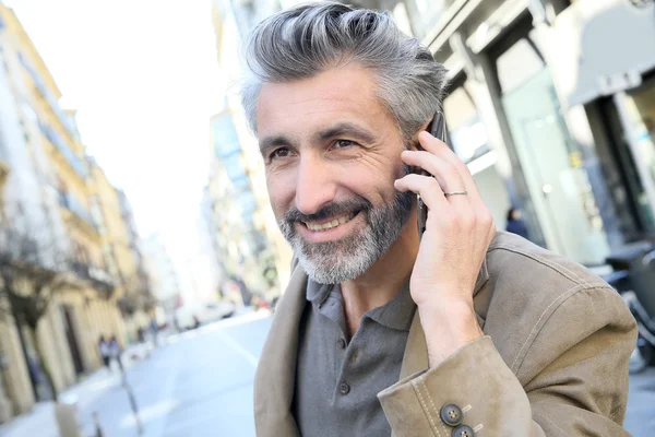 Человек, говорящий по телефону — стоковое фото