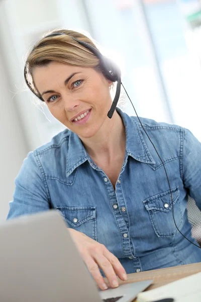 Mulher teletrabalho a partir de casa — Fotografia de Stock