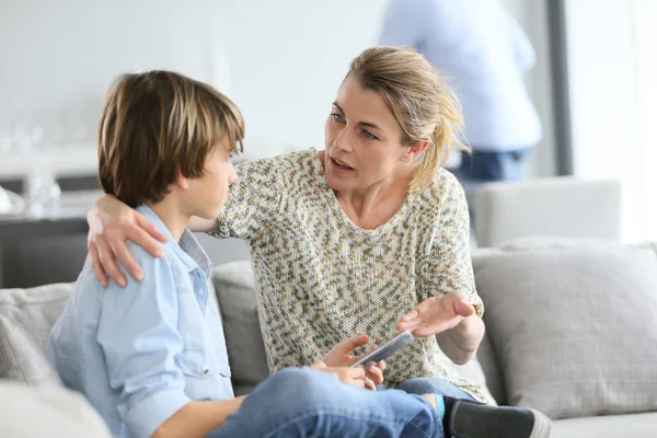 Mamma ger varning till pojke — Stockfoto