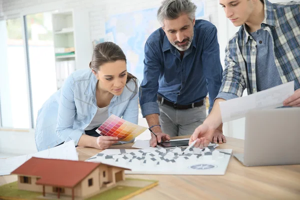 Estudiantes con formador trabajando en proyecto de arquitectura — Foto de Stock