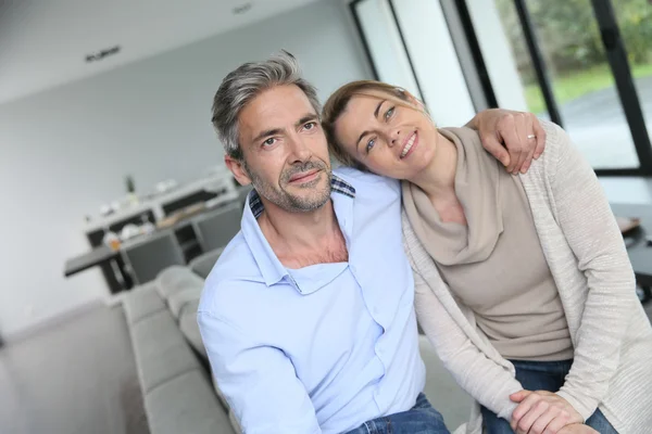 Casal relaxante em casa — Fotografia de Stock