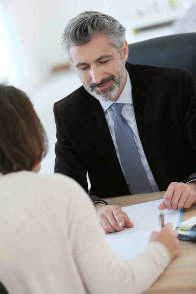 Attorney mötesklienten i office — Stockfoto