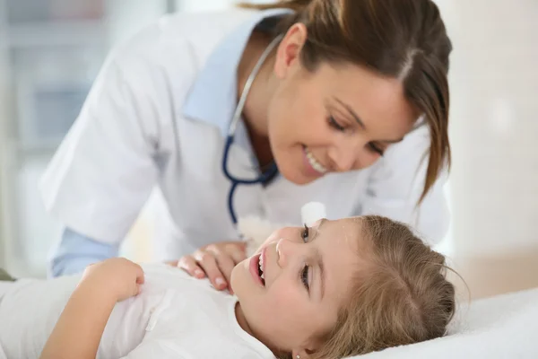 Médico verificando na orelha — Fotografia de Stock