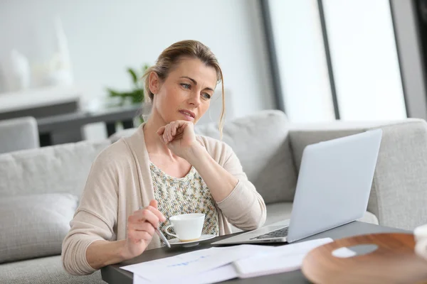 Femme travaillant sur ordinateur portable — Photo