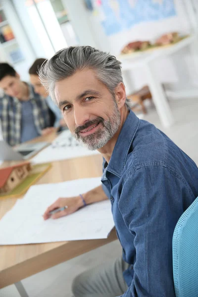 Profesor en clase de arquitectura —  Fotos de Stock