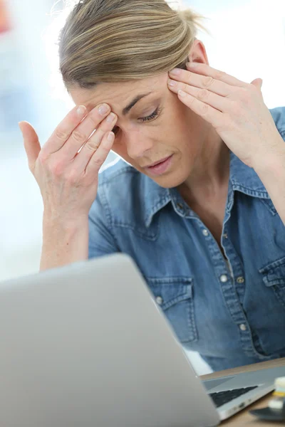 女性の苦しみ頭痛 — 图库照片