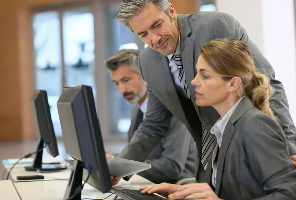 Uomini d'affari che lavorano in ufficio — Foto Stock